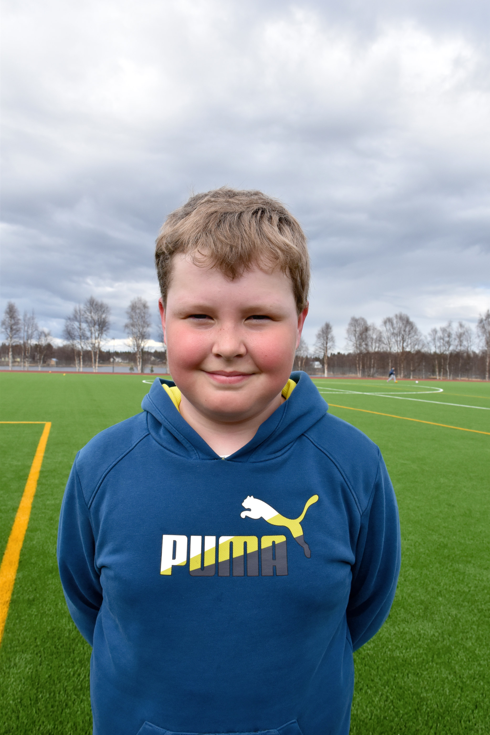 1) 1,5 vuotta olen pelannut. Kaverin kanssa aloitin.
2) Pelaan hyökkääjänä. Parasta on maalien tekeminen.
3) Suosikkijoukkue on Manchester United ja suosikkipelaajia kaikki ManUn pelaajat.

Tuomas Airisniemi 11, v.