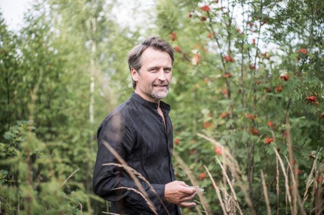 Jan Söderblom vierailee johtamassa Vaasan kaupunginorkesteria syyskuussa. Solistina on orkesterin kontrabasisti Pontus Grans. Konsertissa kuullaan musiikkia muun muassa Astor Piazzollalta ja Nino Rotalta. KUVA: KAAPO KAMNU