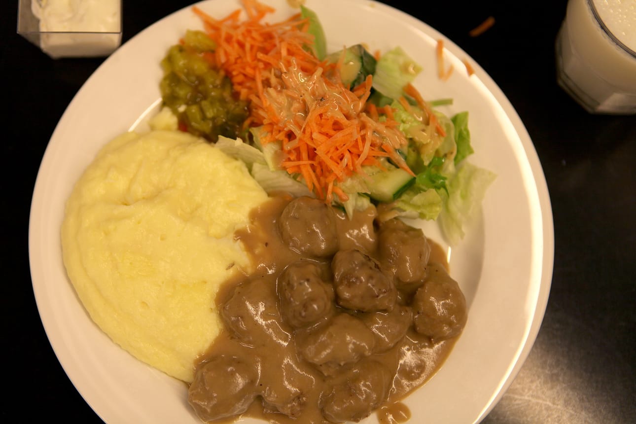 Lihapullat, hyvä ruskea kastike ja perunamuusi. Hyvä arkilounas Robson’sin tapaan.