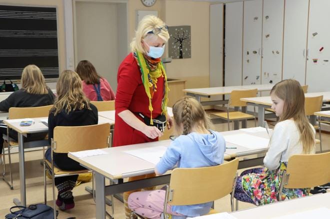 Jurvassa aloitettiin pilottihanke maanantaina. Oppilaat pääsivät taiteilemaan ohjaajana toimivan Satu Ojalan opastuksella. KUVAT: HENNA NEVALA