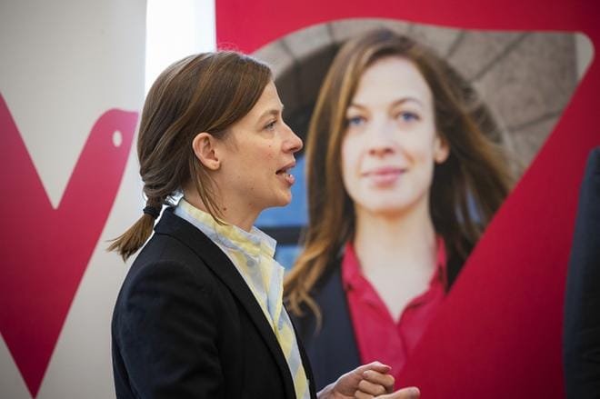 Li Anderssonin mielestä päästövähennystoimilla on kiire, koska ne alkavat vaikuttaa vasta siirtymäajan jälkeen.