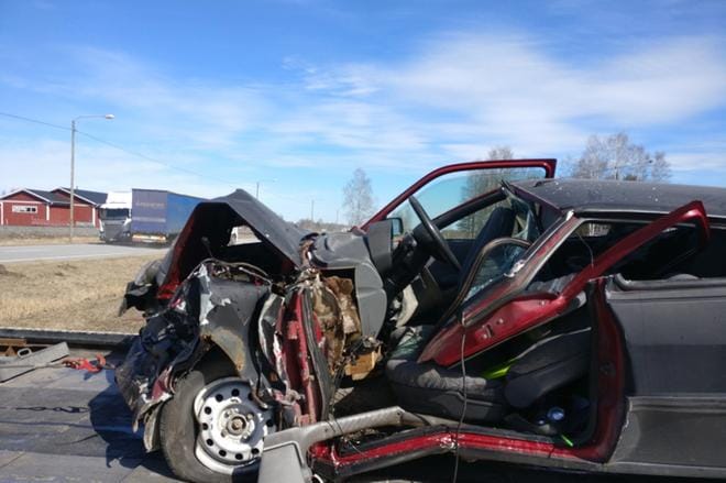 Yksi autoista romuttui täysin. KUVA: TOMI KOSONEN
