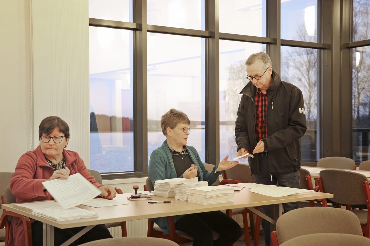 Vaalitoimitsijoina tiistaina olivat toimistosihteeri Anne Hattula ja talouspäällikkö Tuula Luoma. Äänestämässä käynyt Heikki Mäkinen ojensi sulkemansa vaalikuoren Luomalle, joka valmistautui lyömään kuoreen leiman.