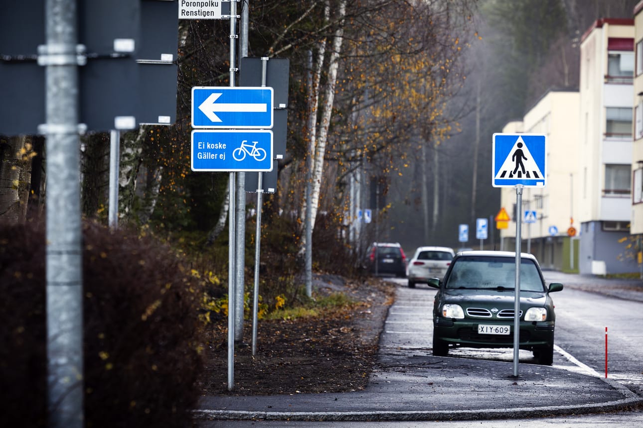 Pysäköinti Teirinkadulla on järjestetty kadun suuntaisesti kadun varressa tai pysäköintitaskuissa. Arkistokuva.