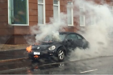 Auto syttyi palamaan Ympäristötalon edessä perjantaina.
