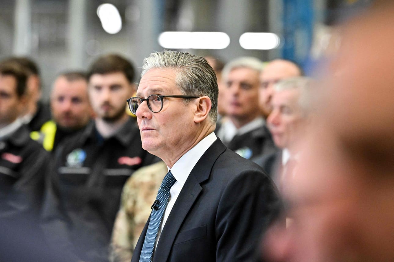 Britannian pääministeri Keir Starmer brittiläisen puolustusteollisuuden yhtiön BAE Systemsin tuotantolaitoksessa Glasgow'ssa maanantaina. LEHTIKUVA/AFP