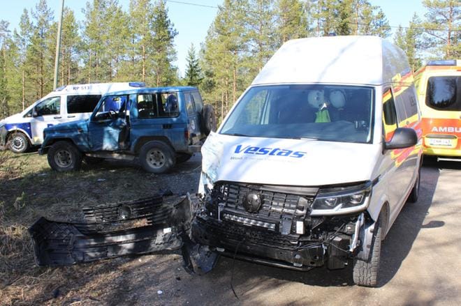 Vaikka ajoneuvot ruttaantuivat perusteellisesti, henkilövahingot olivat vähäiset. KUVA: TAUNO RIIHILUOMA