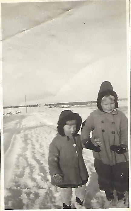 Marja Korpua ja Anna-Liisa Härmä vanhalla Oravantiellä. Taustalla Jaakkolan ja Leskelän talot.