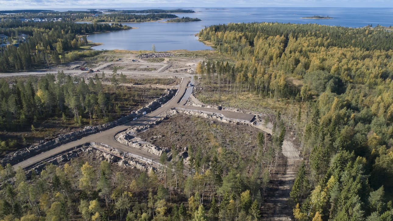Ruottalonlahden uusi omakotialue Ruottalonlahden pohjukassa näyttää nyt linnun silmin tältä. Puusto on raivattu koko alueelta. Alueen pääväylän, Ruottalonlahdenkadun meren puolelle tehdään kevyenliikenteenväylä.