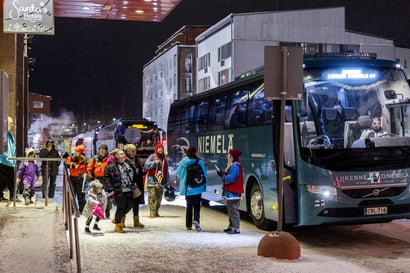Turistibussien liikennöitsijä toivoo Rovaniemen keskustan pysäköinninvalvojilta enemmän ymmärrystä: "Melkeinpä pakko ajaa jalkakäytävälle"