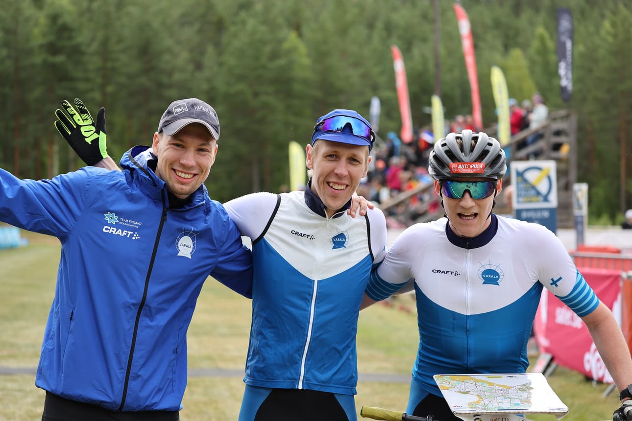 Suomen kakkosjoukkue Andrei Haga, Jussi Laurila ja Juha Lilja juhlivat MM-viestikultaa.