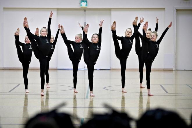 Team Tilja viimeisteli torstaina ohjelmaansa Marttilan koulun salissa. Joukkueessa voimistelevat Oona Kuusela, Aliina Liinamaa, Amanda Liinamaa, Milla Latvatalo, Sofia Shemeikka, Ronja Rantanen, Isabella Dunne ja Ilona Kulmala. Lisäksi joukkueeseen kuuluu Sanni Seppälä. KUVA: TOMI KOSONEN