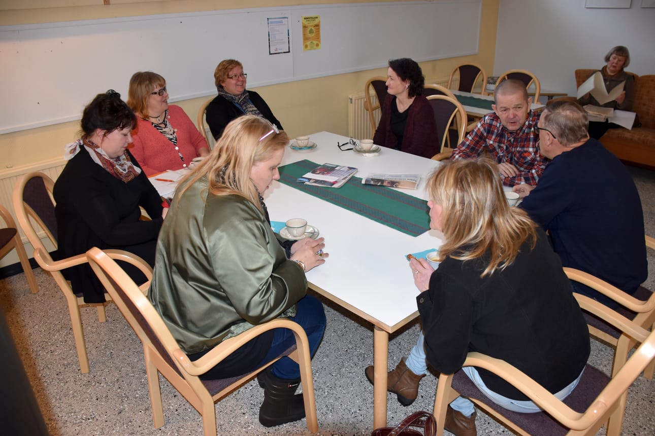 Ennen valtuustosaliin siirtymistä päättäjät hörppäsivät kahvit kunnanviraston kahviossa.