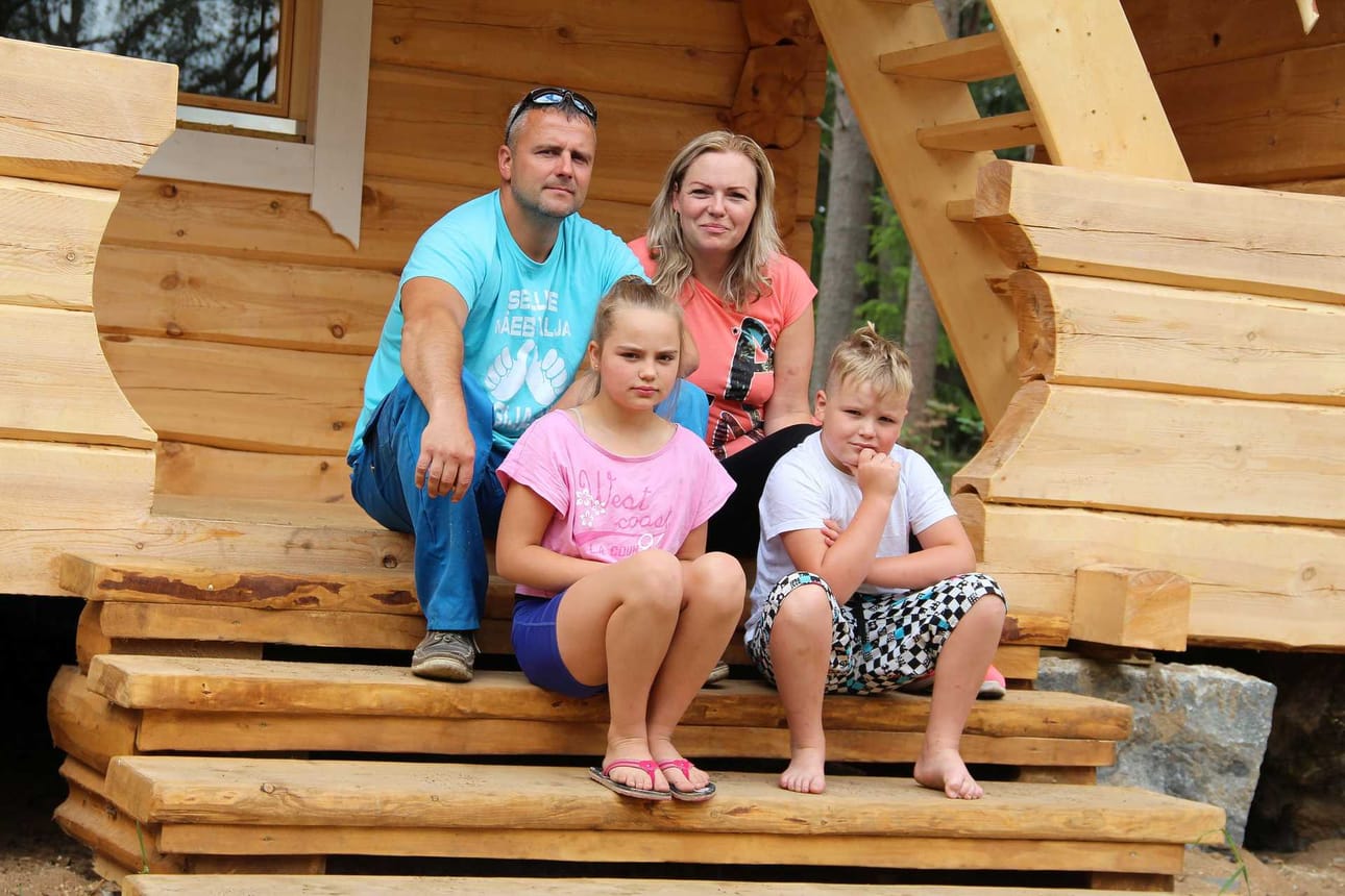 Virolainen Valdur Hirv rakentaa kesäisin Pyhäjoella. Yhteiskuvassa myös vaimo Sirli sekä lapset Mattias ja Annabel.