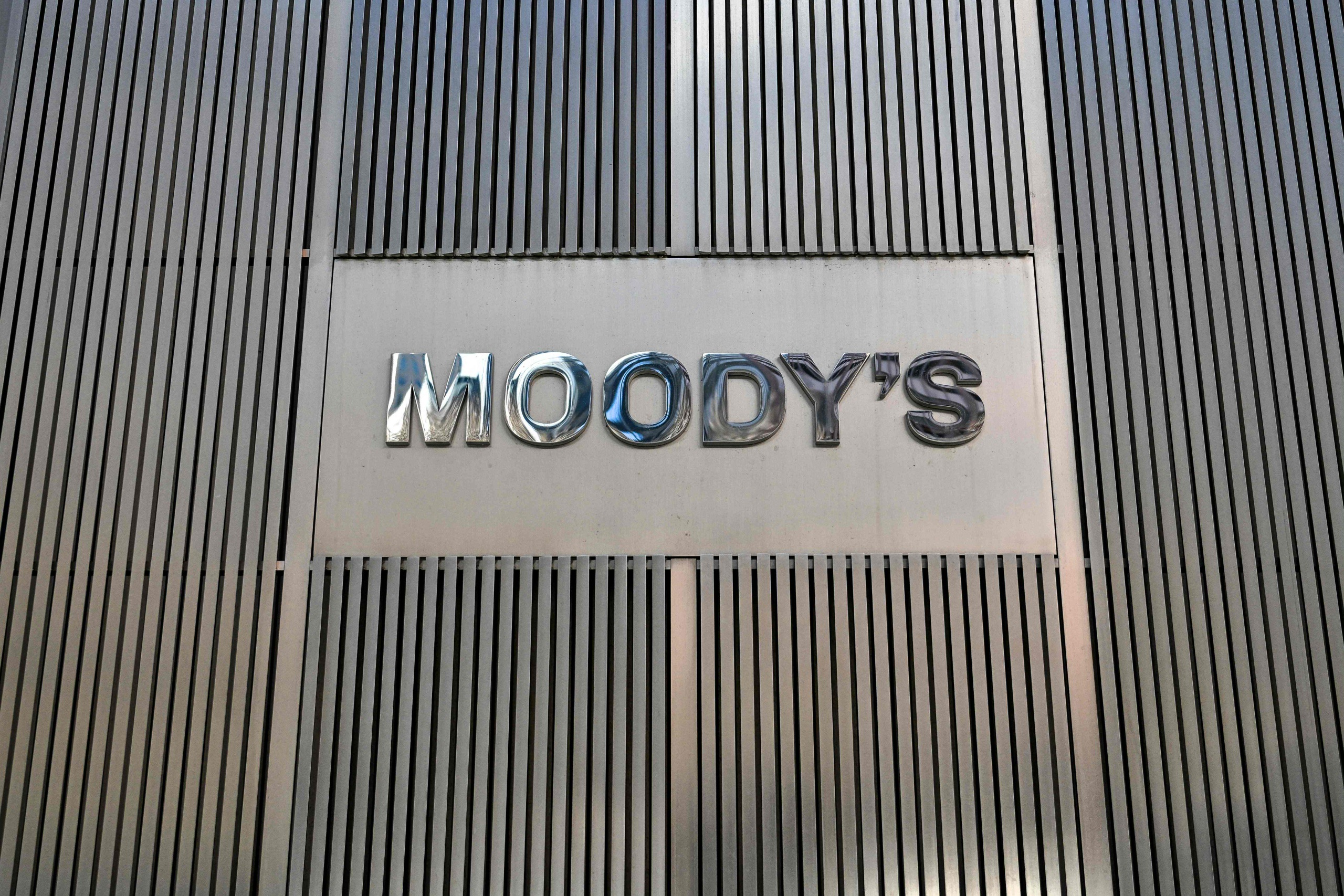 Moody's alensi Yhdysvaltain luottoluokitusta ja päivitti näkymät vakaiksi