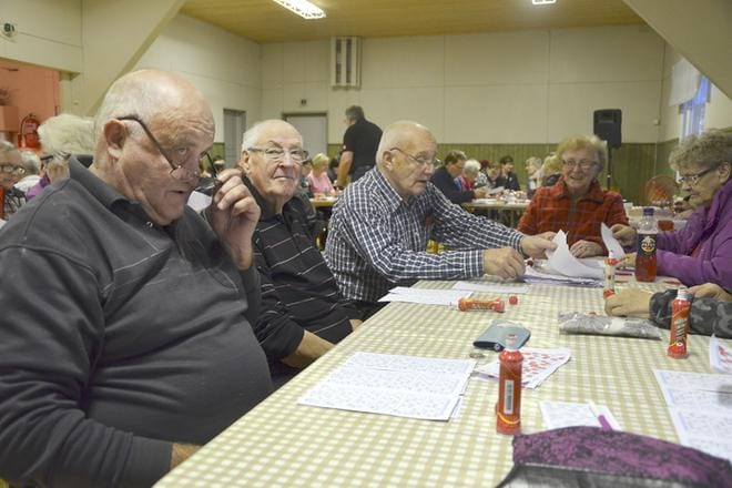 Pentti Tuomisto, Pentti Koivisto ja Markku Puskala ovat myös aikoinaan kuljettaneet jurvalaisia bingoiltoihin. Nyt he keskittyvät pelaamiseen.