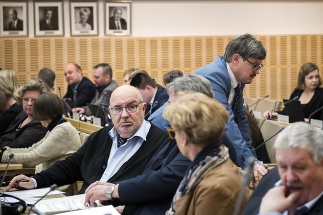 Lasse Gästgivars (r.), keskellä, joutui kuuntelemaan ankaraa, henkilöön menevää kritiikkiä Mustasaaren valtuuston kokouksessa maanantaina. Kuva: Jarno Pellinen