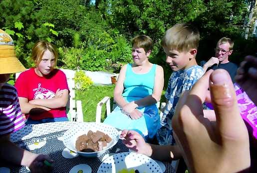 Kansainvälinen perhe. Venäjältä adoptoidut Vadim ja Julia hurmasivat vanhempansa Anna-Kaisa Järven ja Jari Liminojan iloisuudellaan.