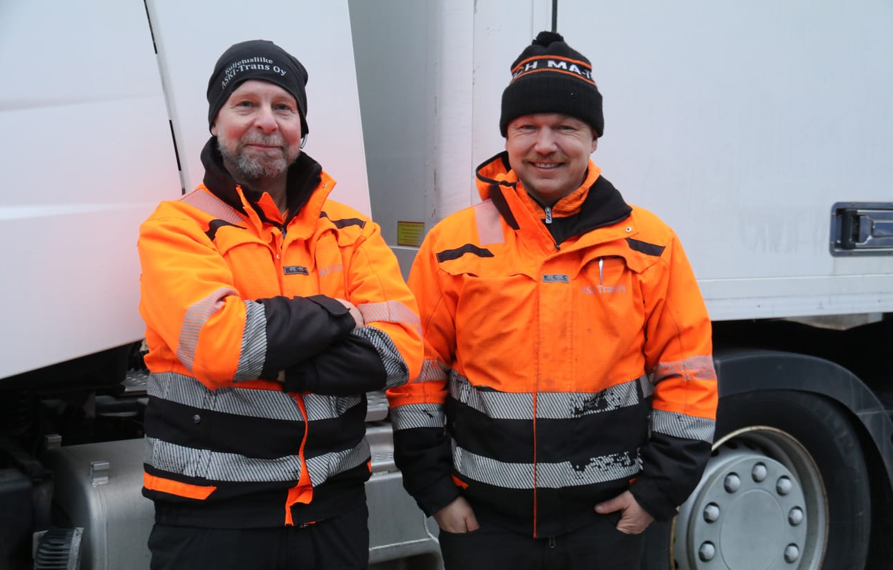 Arto Kleimola, Jarmo Kangas ja yrityksen kaksi työntekijää kuljettavat maanteillä ”ihan kaikkea”. – Paketeista ylileveisiin, Kangas tarkentaa.