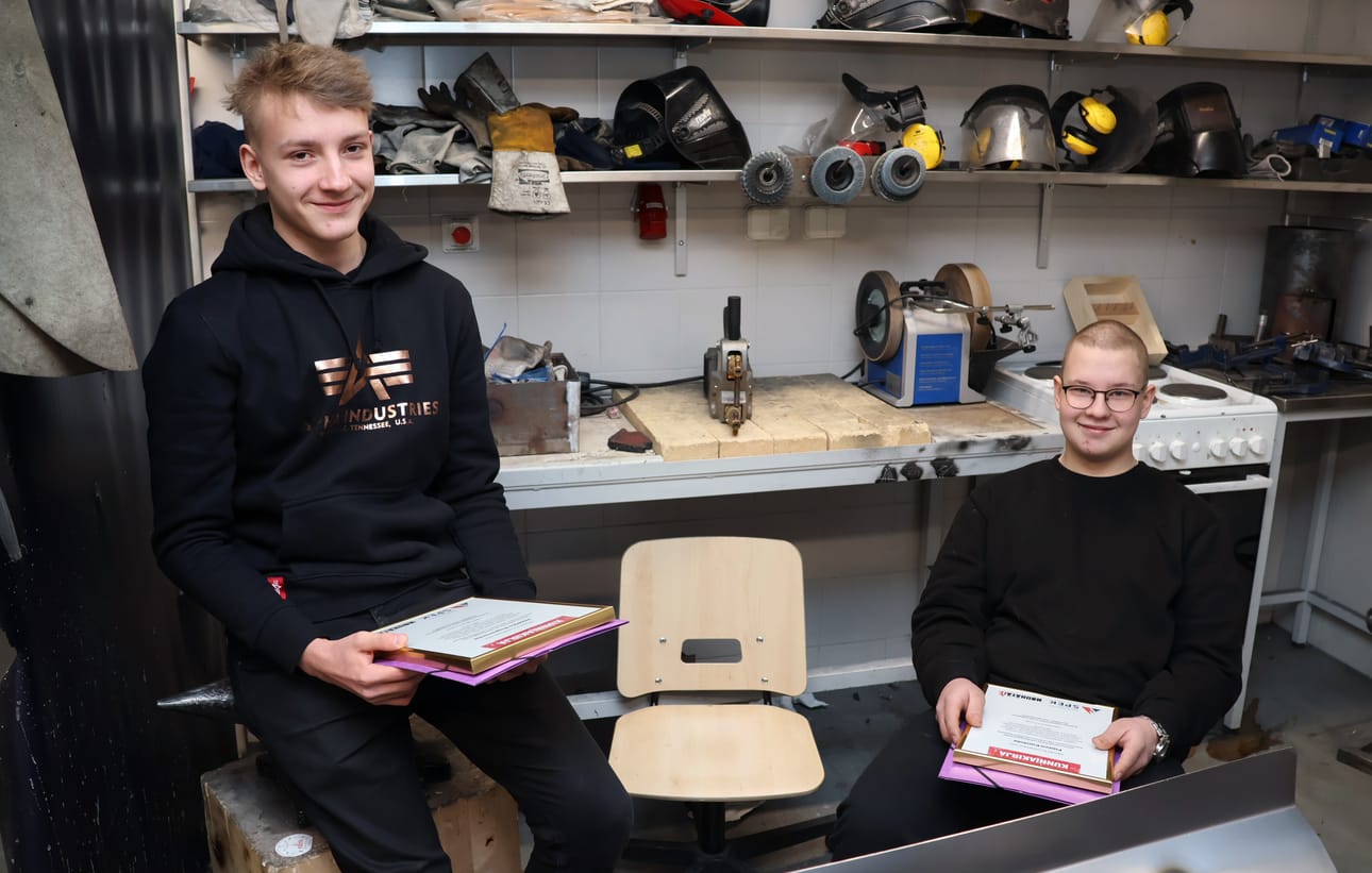 Jaakko Raparanta ja Paavo Kantola esittelivät tilan, jossa vahinko sattui. Kantola kertoi, että skootteri selvisi vähin vaurioin. – Ajoin sillä tänään kouluun.