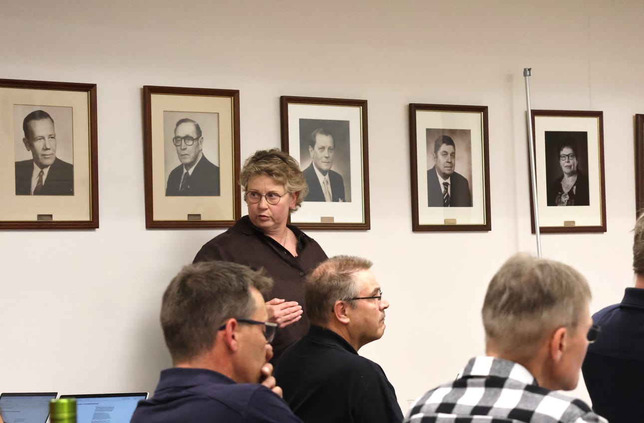 Kokoomuksen Maarit Hakamäki piti ryhmänsä puheenvuoron maanantaina, kun datakeskuksen maakauppojen esisopimusta käsiteltiin Isojoen kunnanvaltuustossa.