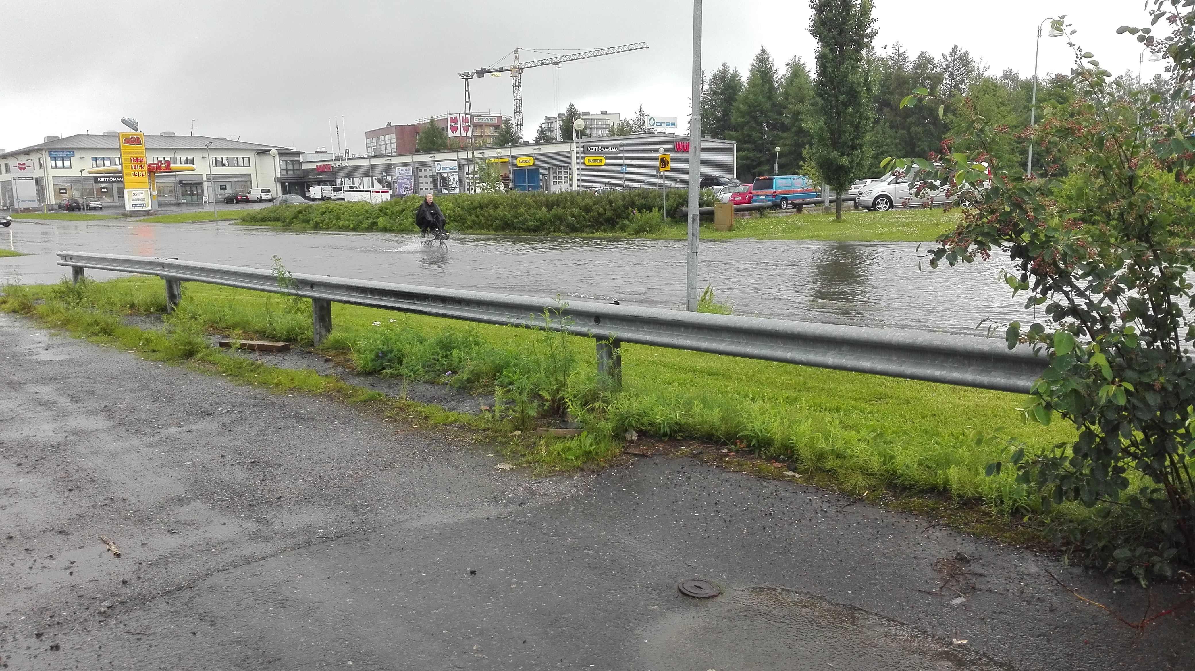 Vettä riitti  Limingantullissa torstaina.
