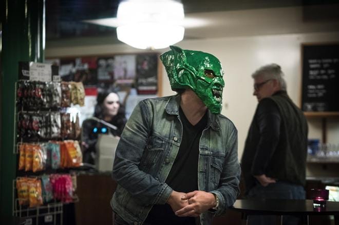 Caius Swanljung tarkkaili menoa Vihreän Menninkäisen naamarin alta. Loppuosa Hämähäkkimiehen perivihollisen puvusta valmistuu viikonlopuksi, halloweeniin viettoon aina panostava Swanljung kertoi. KUVAT: JARNO PELLINEN