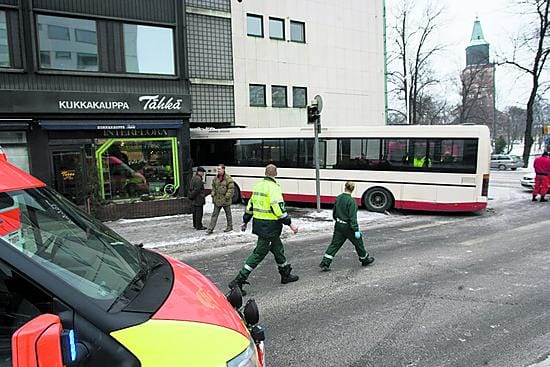 Linja-auto törmäsi talon seinään Turussa.