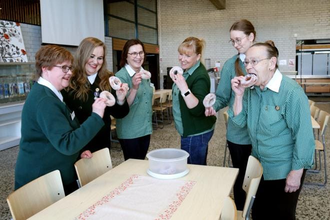 Johtokunnan jäsenet tuovat kokouksiin kahvit ja pullat vuorotellen. Syyskuun viimeisenä maanantaina Sari Malm, Annukka Lamminpää, Liisa Renko, Sari Salomaa, Hanna Pihlajamäki ja Seija Koski herkuttelivat munkkirinkeleillä, kuten vihreille sisarille sopii. KUVA: ANU NAHKALA