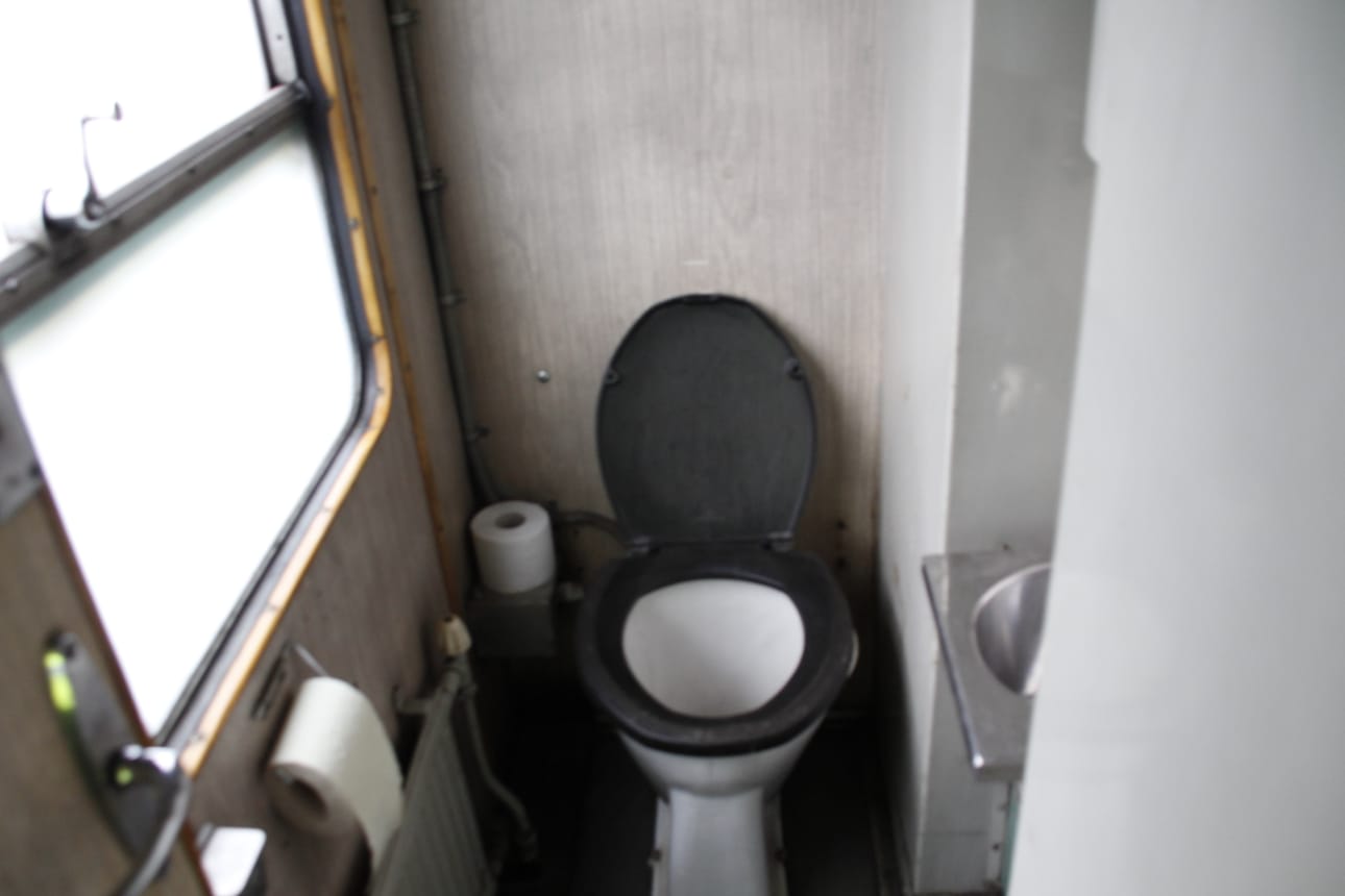 Lättähatun vessasta avautui suora yhteys raiteille, mikä hirvitti ja nauratti niin uusia, kuin vanhojakin matkustajia.