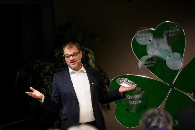 Juha Sipilä avasi itse nikkaroimansa luottamuksen neliapilan ulottuvuuksia lauantaina Seinäjoella keskustanuorten liittokokouksessa. Tällä kertaa vuorossa oli realistisen vihreyden lehti. KUVA: JAAKKO ELENIUS