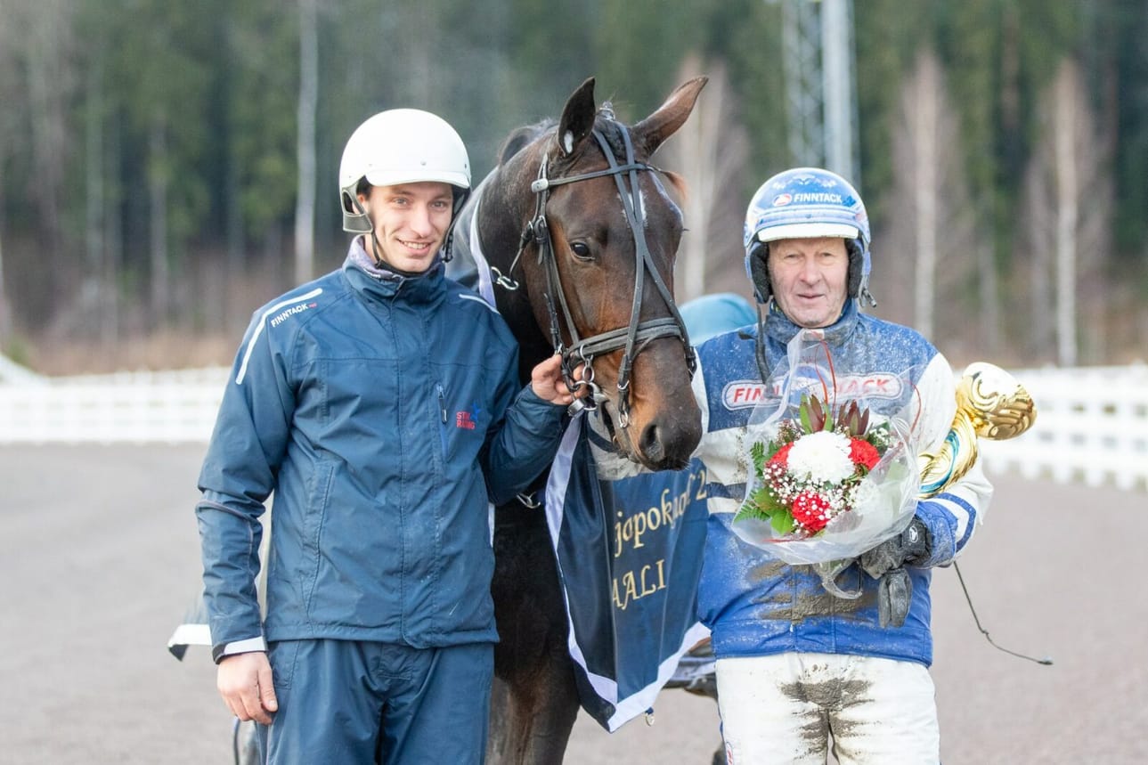 Corazon Combo on yksi kaksivuotisikäluokan tähdistä. Lauantain Hevosenomistajapokaali-lähdön voittoa juhlivat Marco Petrazzini sekä Pekka Korpi.