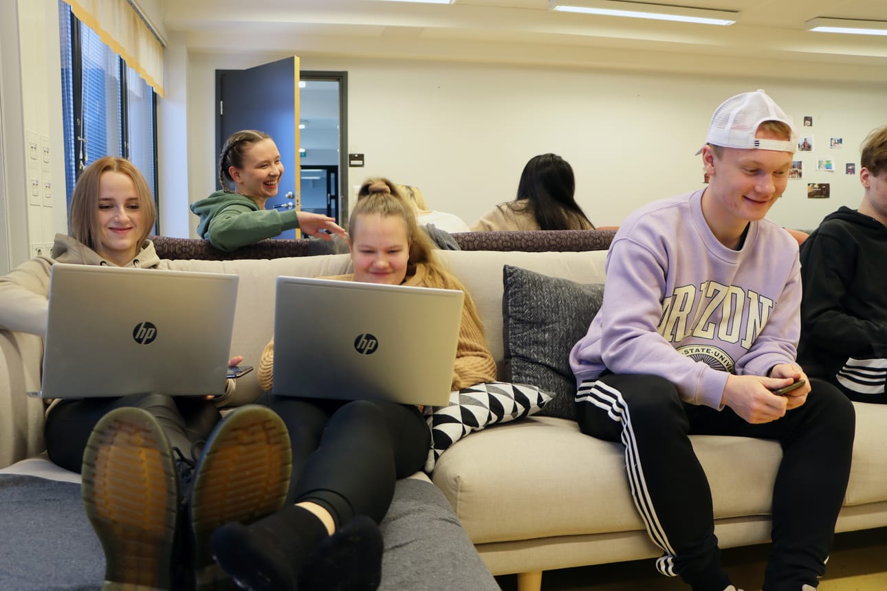 Riikka Marttila, Amanda Hautamäki ja Antti Mäntylä viihtyivät lukiolaisten taukotilassa uudella hiljattain lahjoitetulla Hakolan sohvalla. Takana oleva Sanni Tuomisto paljastaa nukahtaneensa kyseiselle sohvalle.