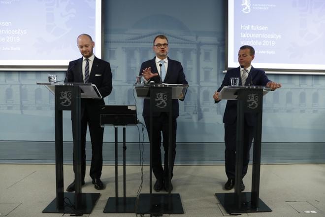 Hallitus esitteli puoluejohtajien Sampo Terhon (sin.), Juha Sipilän (kesk.) ja Petteri Orpon (kok.) johdolla vuoden 2019 budjetin. KUVA: Joel Maisalmi