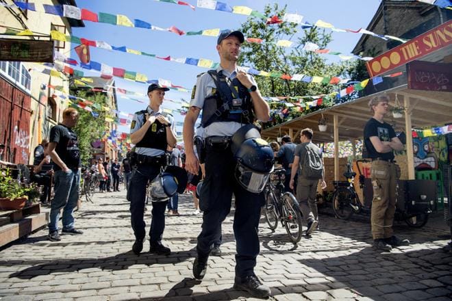 Poliisi partioi Kööpenhaminan Christianiassa toukokuussa 2018. Moni raiskattu tanskalainen nainen ei uskalla kertoa kokemastaan poliisille. KUVA: Nils Meilvang