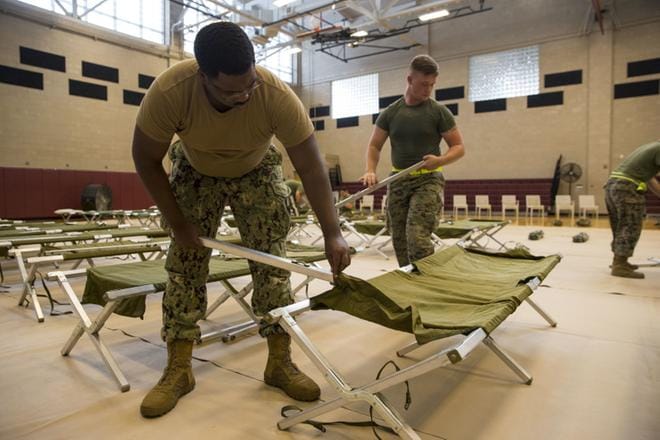 Yhdysvaltain merijalkaväen sotilaat valmistelivat hätämajoitusta ilmavoimien tukikohdan liikuntahalliin Pohjois-Carolinassa. KUVA: EPA/US MARINE CORPS