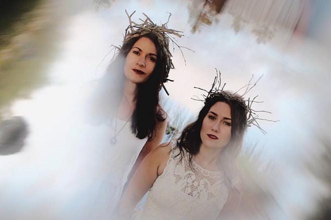 Annika ja Julia Åmanin Kaain duon tyylilaji on kaihoisa ja melankolinen low folk. – Olemme pohjalaisia, suomalaisia ja kansainvälisiä, sisarukset määrittelevät. KUVAT: LINNEA PORTIN