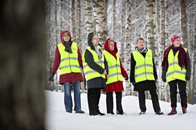 Koulutetuilla ulkoiluystävilläkin on syytä olla myös huomioliivit päällä hämärässä liikkuessa. Vertaisohjaaja Inkeri Ojaniemeltä (vas.) oppia ovat saaneet muun muassa Sinikka Kuikka, Leena Siloaho, Eila Löytty ja Marja Leena Mustonen.KUVA: KARI LÖFHJELM