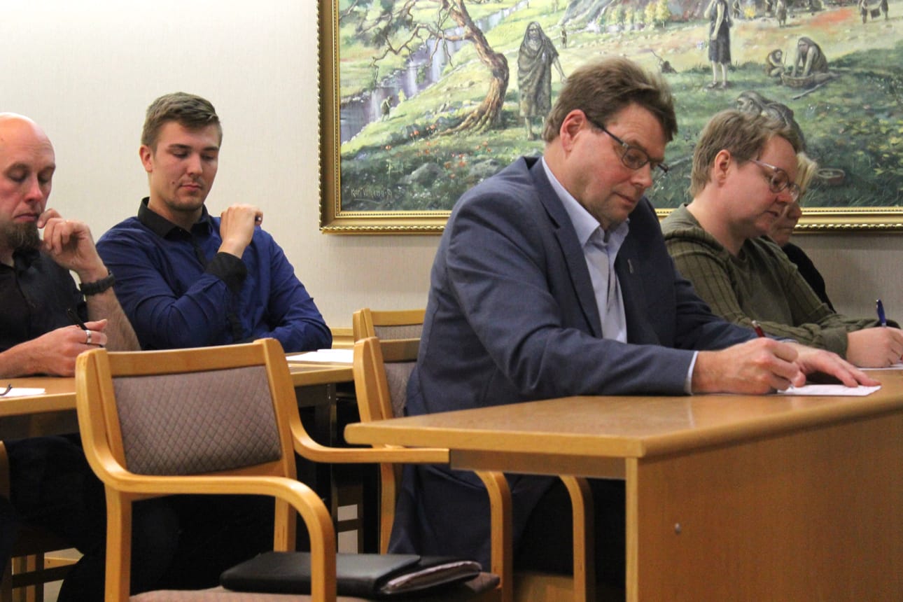 Valtuusto kokoontui maanantaina. Vasemmalla Marko Sahakoski (ps.), Rami Aalto (ps.), Jukka Kohtala (kok.), varavaltuutettu Emilia Mannila (kok.) ja hänen takanaan Pirjo Niemelä (kok.).