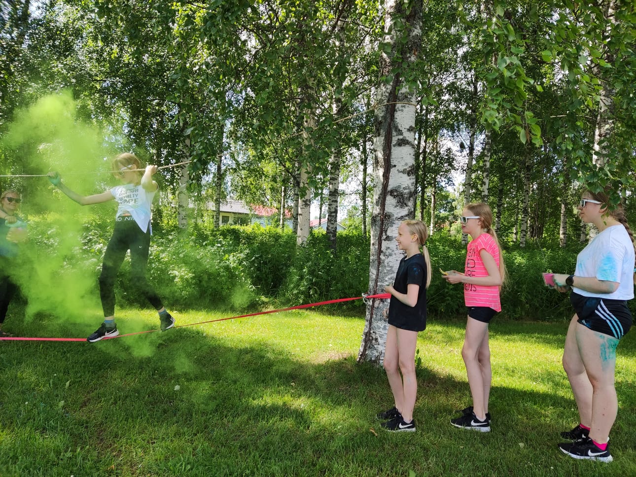 Alajärveläinen tyttönelikko Silja Holopainen, Ilona Pitkänen, Karoliina Joensuu ja Johanna Pitkänen selvitti radan yhdessä edeten.