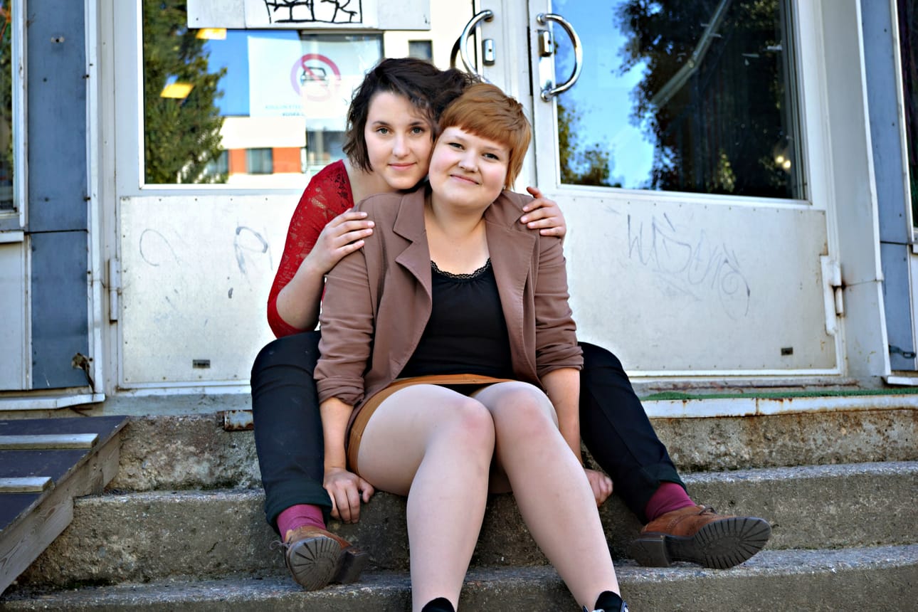 Loviisa Grubert (edessä) ja Sofia Blanco Sequeiros ovat viettäneet lapsuutensa ja nuoruutensa Oulun taidekoulussa.