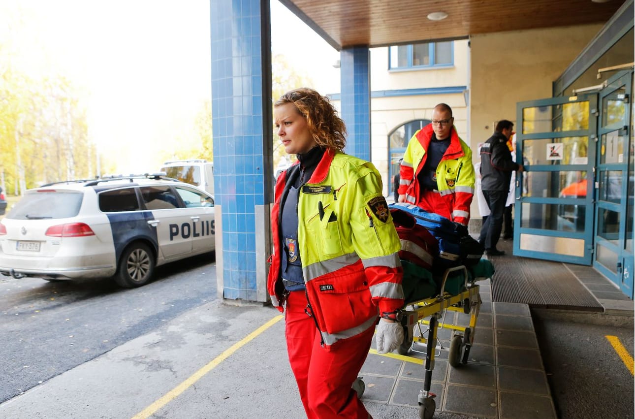 Myllytullin ammattioppilaitoksessa puukotettiin neljää ihmistä. Uhrit vietiin Oysiin. Heidän vammansa ovat vakavia, mutta heidän tilansa on vakaa.