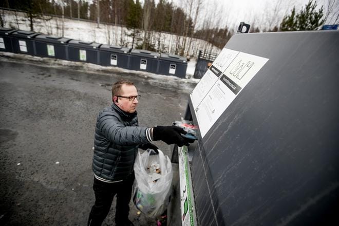 Seinäjokelainen Harri Mantila kuljettaa pakkausmuovit, kartongit, lasit ja paperit lajittelupisteelle suunnilleen kerran–pari kuukaudessa. Hänen mukaansa lajittelupaikkoja löytyy hyvin ainakin Seinäjoen keskustan läheisyydestä. KUVA: JAAKKO ELENIUS
