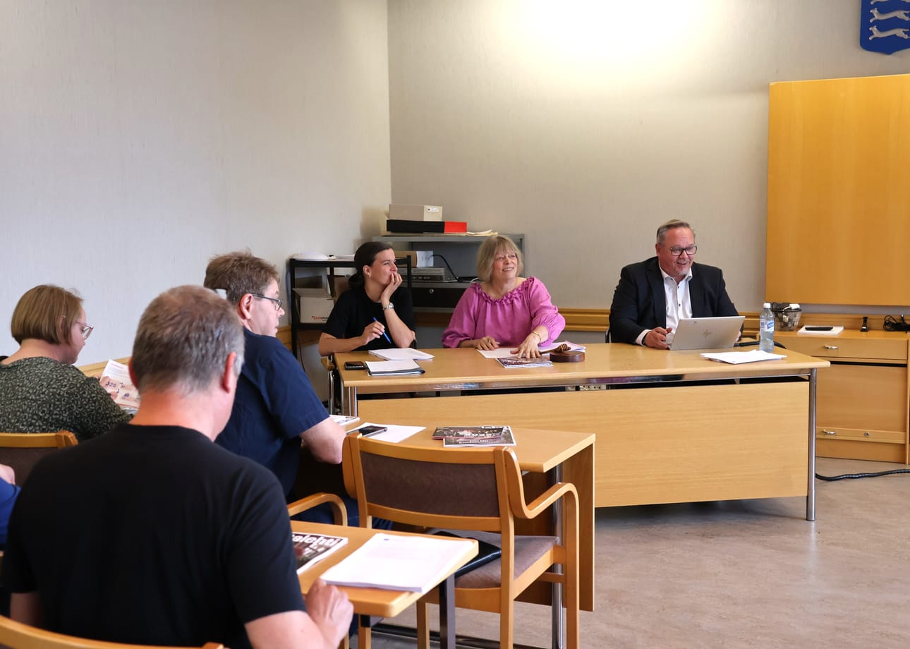 Pöydän äärellä istuvat hallintojohtaja Jenni Rankaviita, valtuuston puheenjohtaja Arja Harjunpää ja kunnanjohtaja Marko Keski-Sikkilä aloittelivat valtuuston kokousta maanantaina.