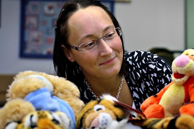 Vaasalainen Eva-Maria Strömsholm järjesti ensimmäisen pehmolelukeräyksen syksyllä 2012. ARKISTOKUVA: TOMI KOSONEN