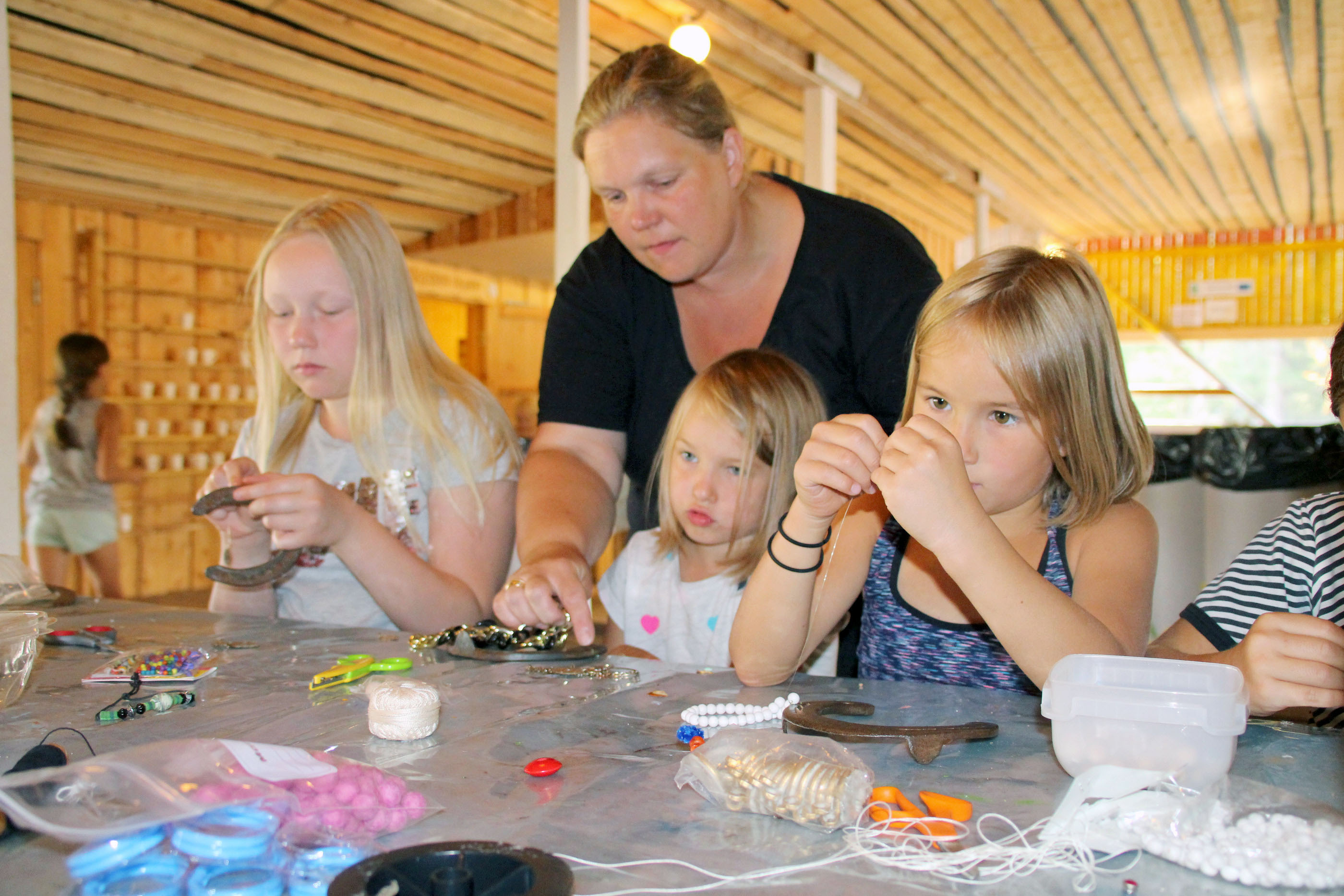 Hevosenkenkämobileiden parissa Mai, Lilja ja Alma. Karoliina Paakkonen vähän neuvoo.