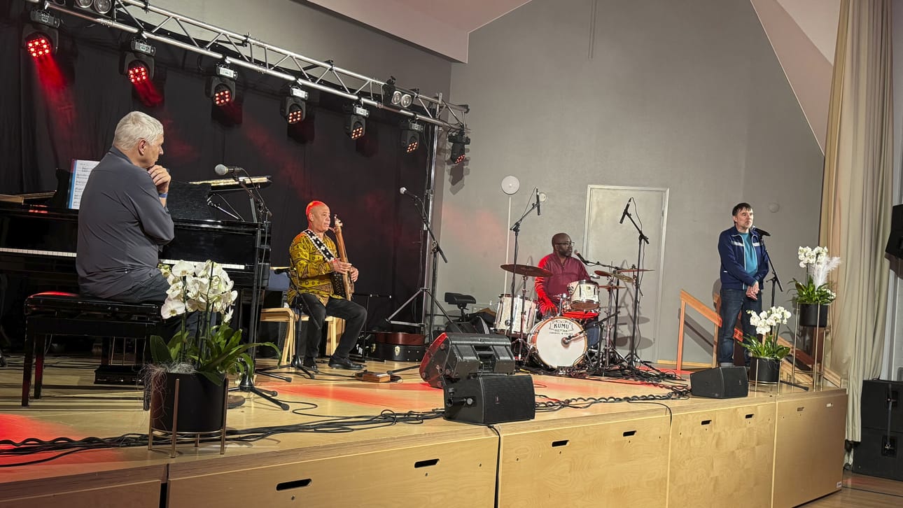 Charles Gil (oik) perusti Vapaat äänet -yrityksen, joka edistää jazzmusiikin vaihtoa Suomen, Ranskan ja Baltian maiden välillä. Trio Raulin, Bekkas ja Biayenda esiintyivät Oulaisten Musiikkiviikkojen lisäksi Raahessa, Tampereella ja Turussa.