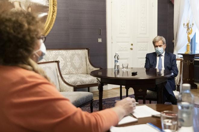 Sauli Niinistö sanoo jatkavansa sekä jääkiekkoa että Lennu-koiran ulkoiluttamista myös jatkossa.KUVA: JAN NORPPA / TASAVALLAN PRESIDENTIN KANSLIA
