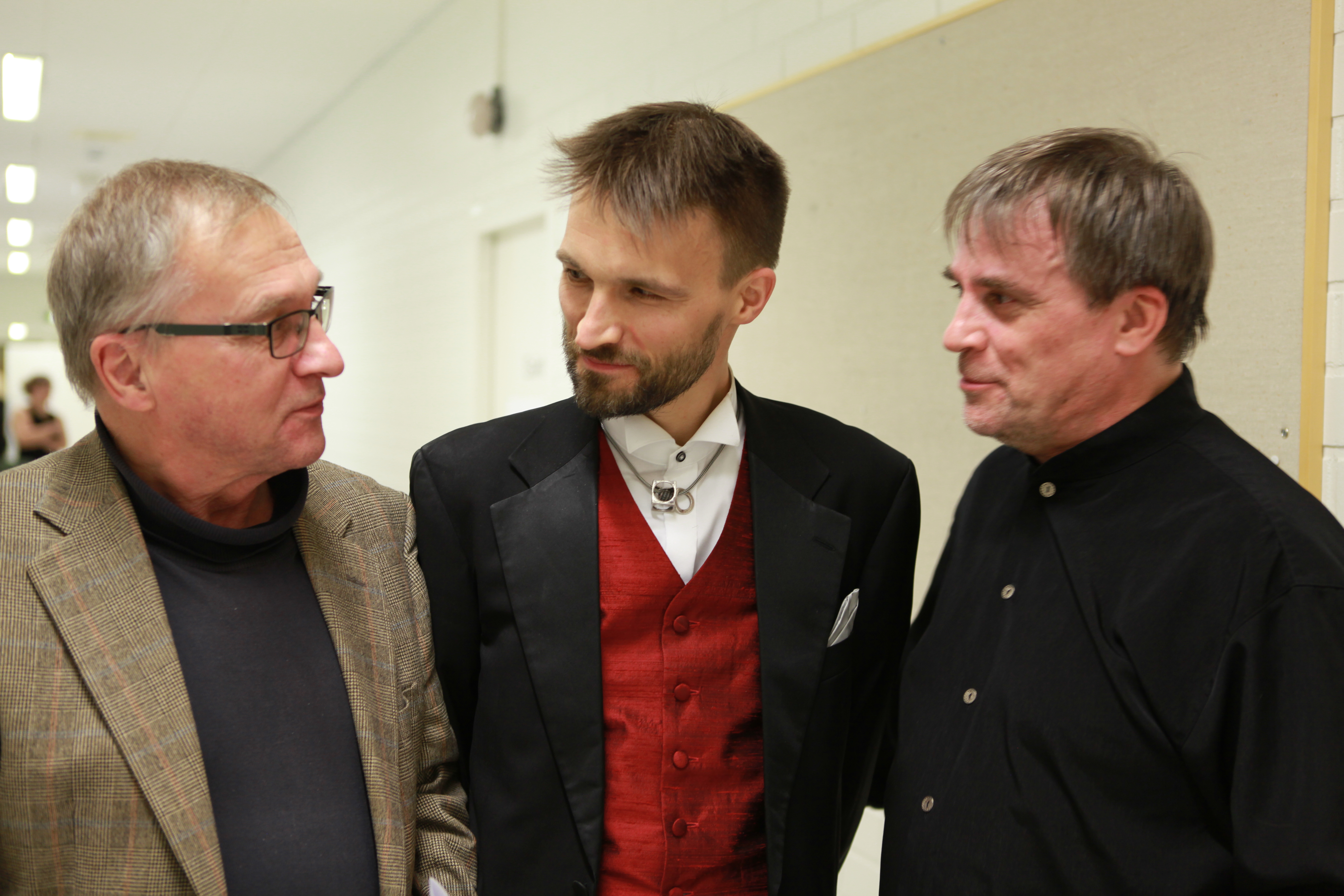 Ari Angervon (vas.) alaisuudessa Lapin kamariorkesteri oli jo käsite, mutta John Storgårdsin (oik.) aikana orkesterista on tullut legenda. Keskellä orkesterin solisti Lauri Angervo.