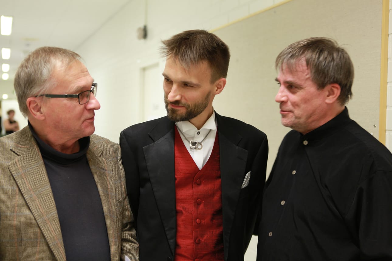 Ari Angervon (vas.) alaisuudessa Lapin kamariorkesteri oli jo käsite, mutta John Storgårdsin (oik.) aikana orkesterista on tullut legenda. Keskellä orkesterin solisti Lauri Angervo.